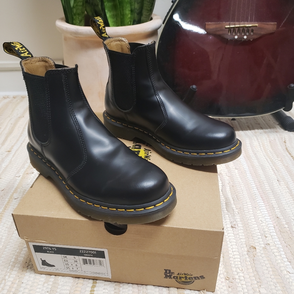 Dr. Martens 2976 Chelsea boot size 7
